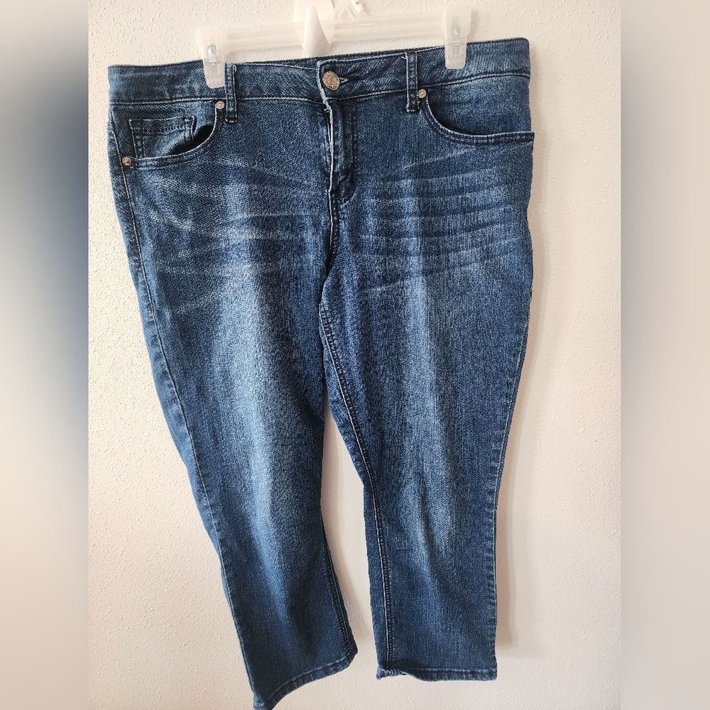 Seven7 brand natural waist crop jeans. Size 16
